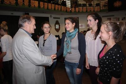 A csapat tagjat köszönti Lezsák Sándor